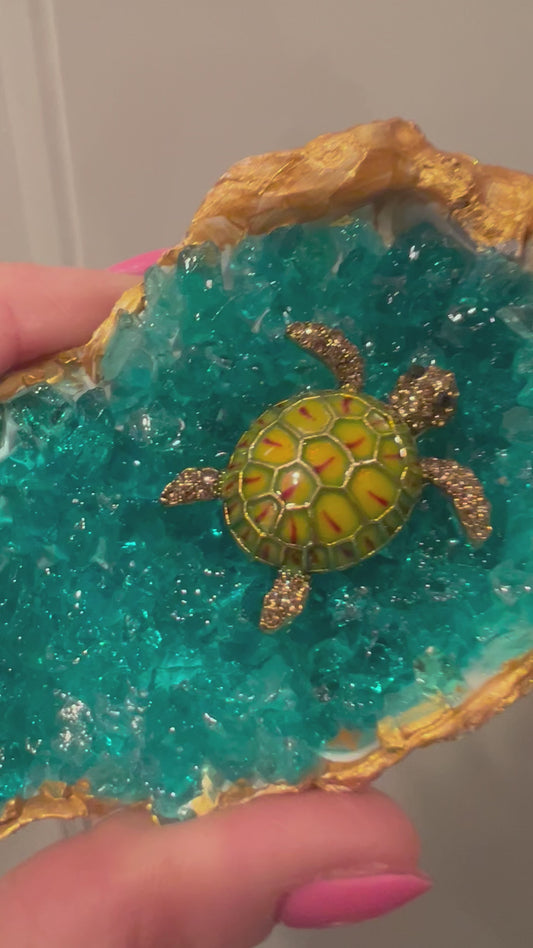 Gilded Geode oyster with turtle